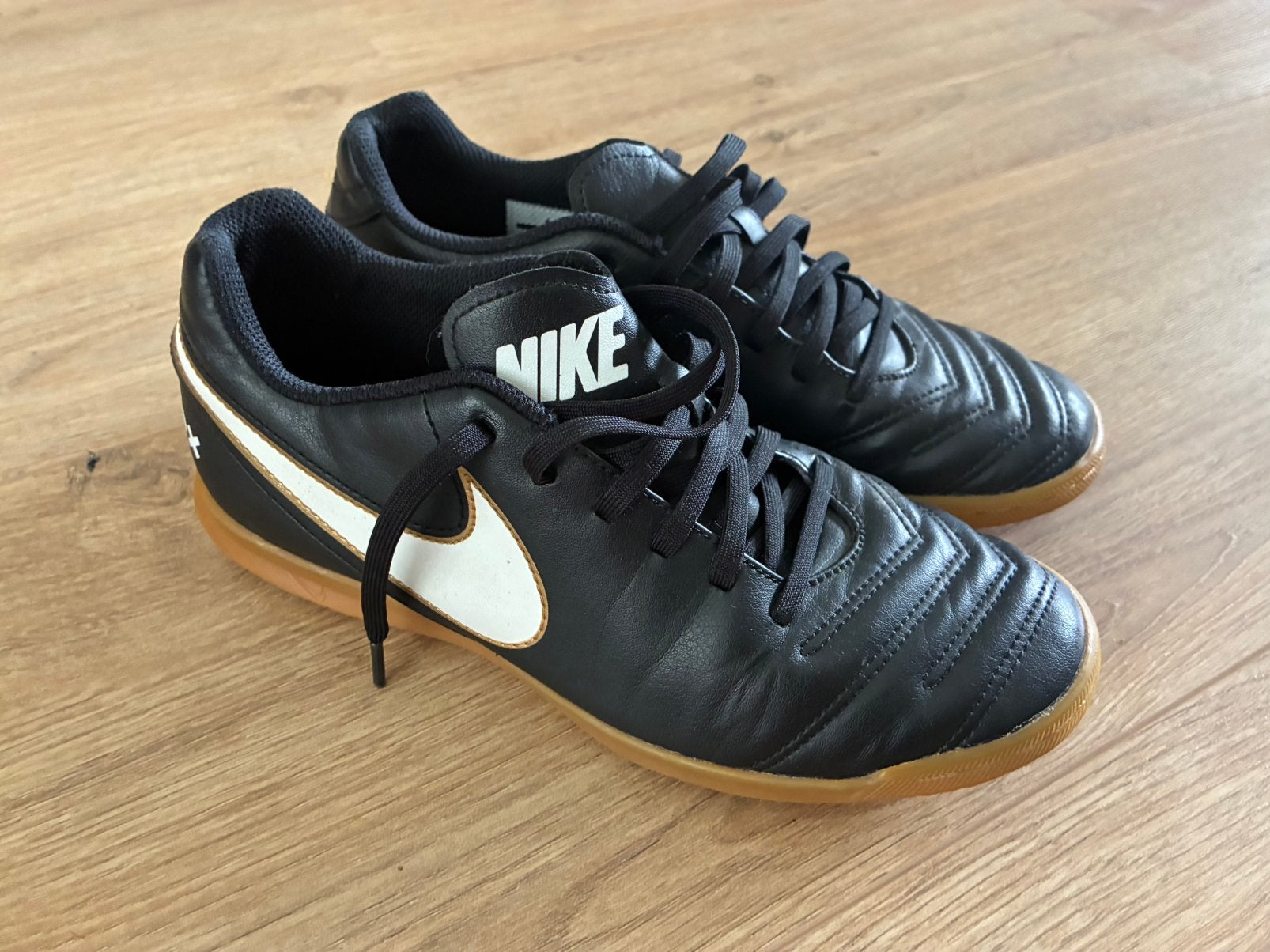 Zaalschoenen maat 40, Sport en Fitness, Voetbal, Maat XS of kleiner, Ophalen of Verzenden, Gebruikt, Schoenen