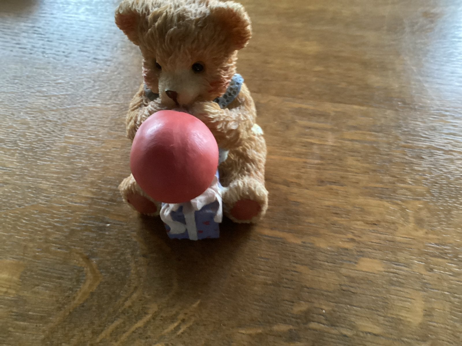 Beertje met ballon en cadeau - Decoratief beeldje, Ophalen of Verzenden, Zo goed als nieuw, Dier