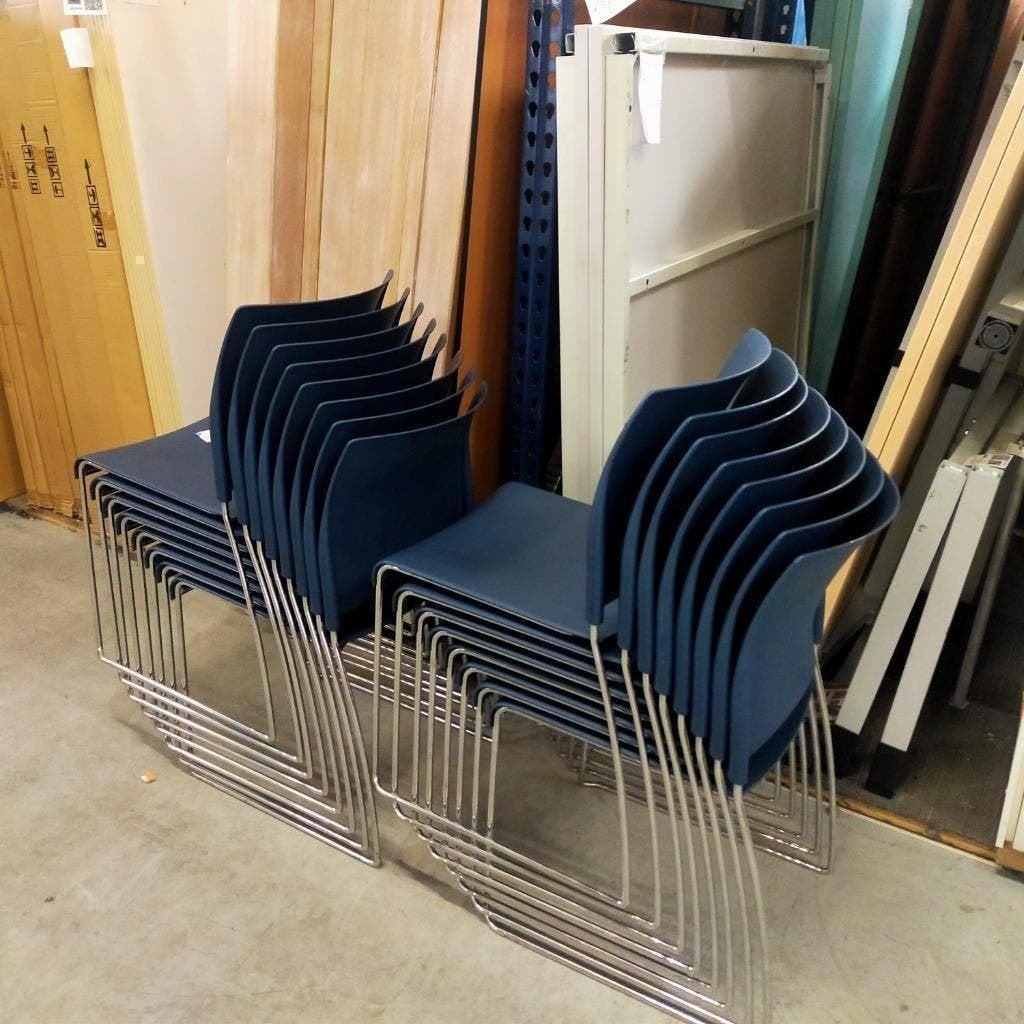 NETTE Kantineset - tafel met 8 Pantra Sting kunststof stoele, Huis en Inrichting, Ophalen, Gebruikt, Kunststof, Vijf, Zes of meer stoelen
