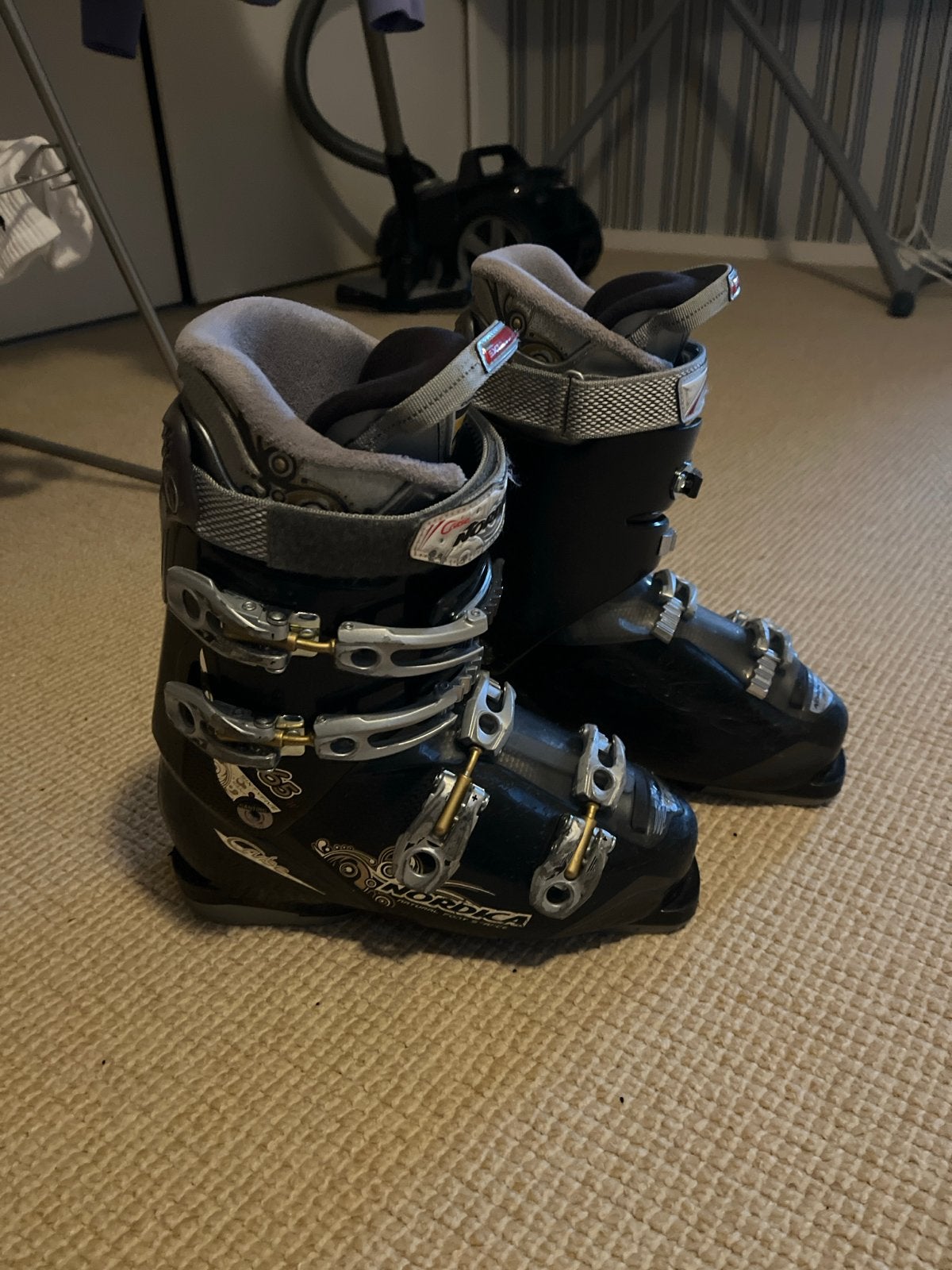 Nordica Dobermann Spitfire 65W skischoenen maat 41, Sport en Fitness, Gebruikt, Schoenen, Ophalen of Verzenden, Nordica