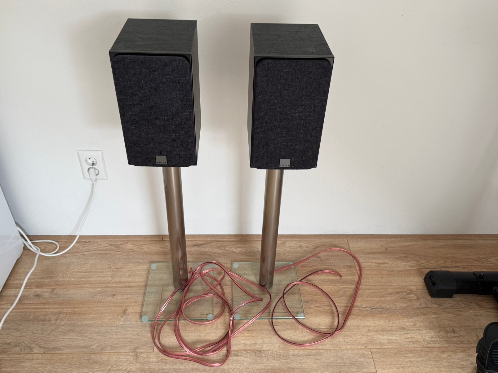 Dali Oberon 1 Zwart essenhout op standaard en geluidskabel, Audio, Tv en Foto, Ophalen, Zo goed als nieuw, Overige merken