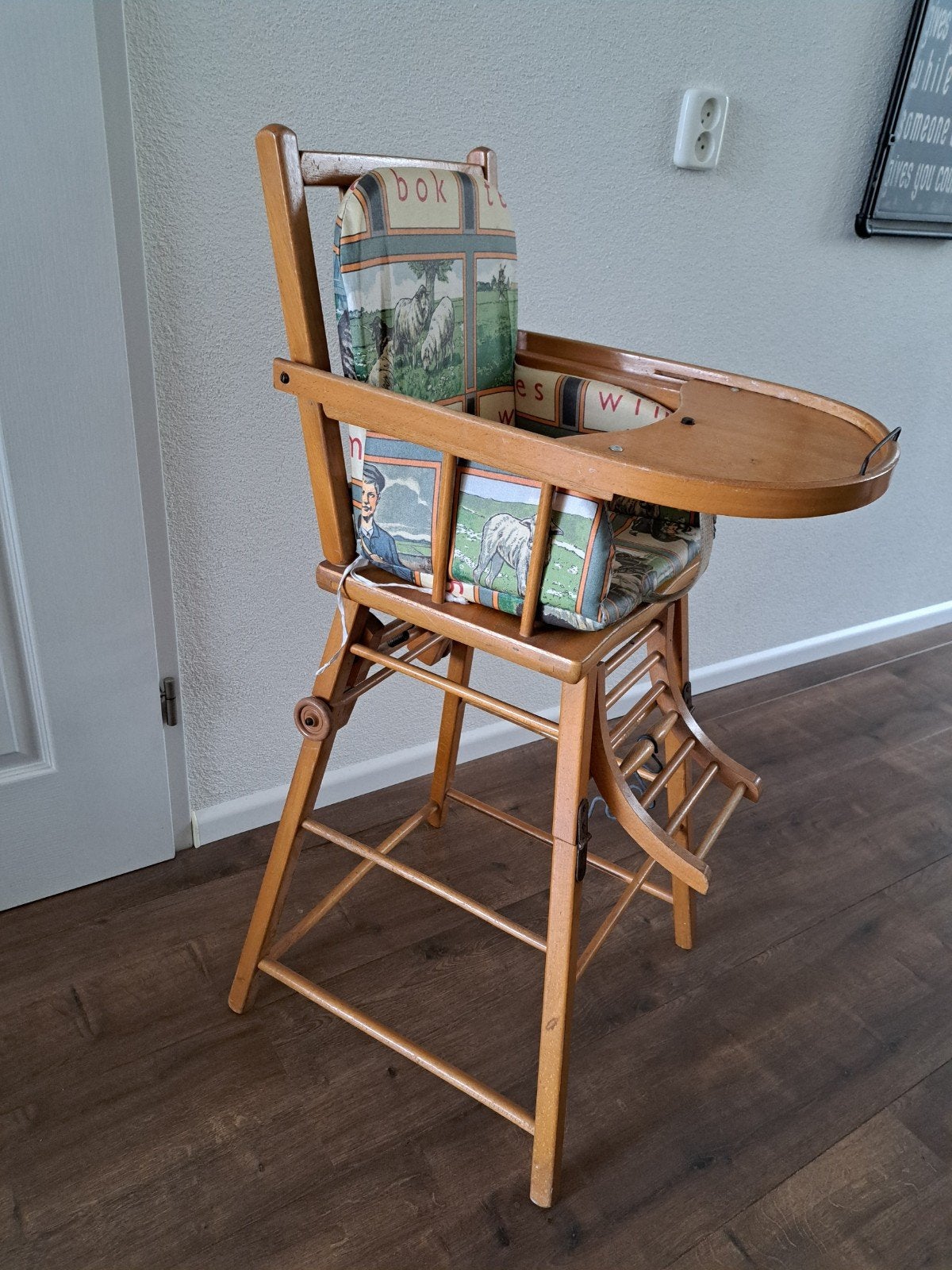 Vintage houten kinderstoel met eetblad en kussen, Ophalen, Gebruikt