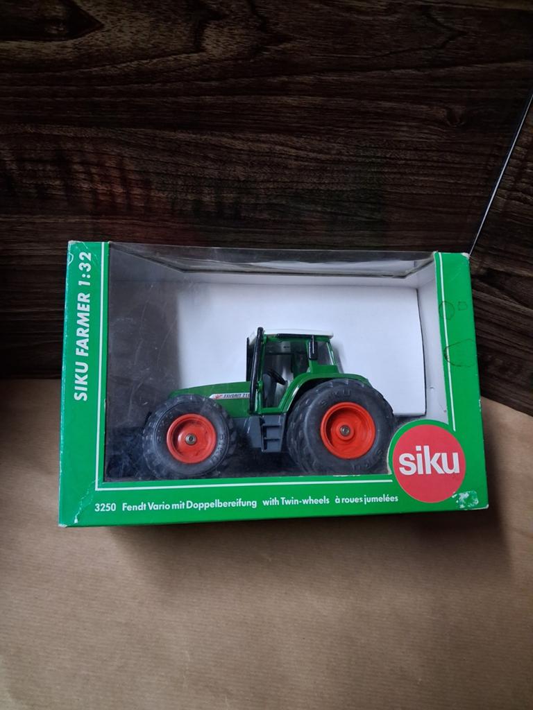Siku 3250 Fendt Vario mit Doppelbereifung, Hobby en Vrije tijd, Modelauto's | 1:32, Ophalen of Verzenden, Tractor of Landbouw