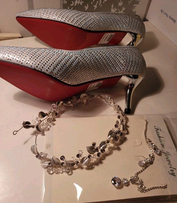 Luxe Haarbroche, Bruidsschoenen, Gala Trouwspullen jurk zgan, Ophalen of Verzenden, Zo goed als nieuw, Wit, Schoenen