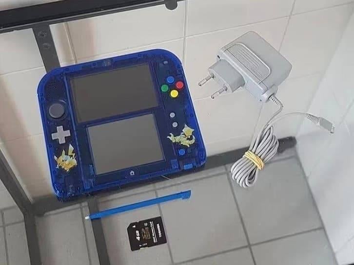 Nintendo 2DS Pokemon Edition met OPLADER & 4GB, Spelcomputers en Games, Spelcomputers | Nintendo 2DS en 3DS, Ophalen of Verzenden