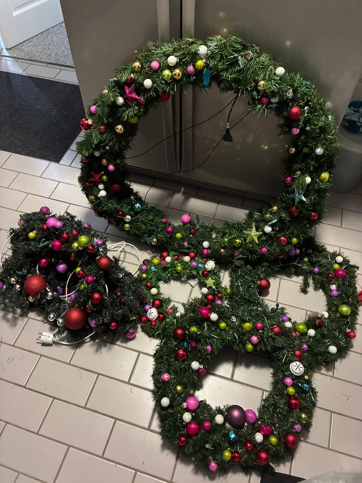 4 kranzen en 2 guirlandes met gekleurde ballen, Ophalen, Gebruikt