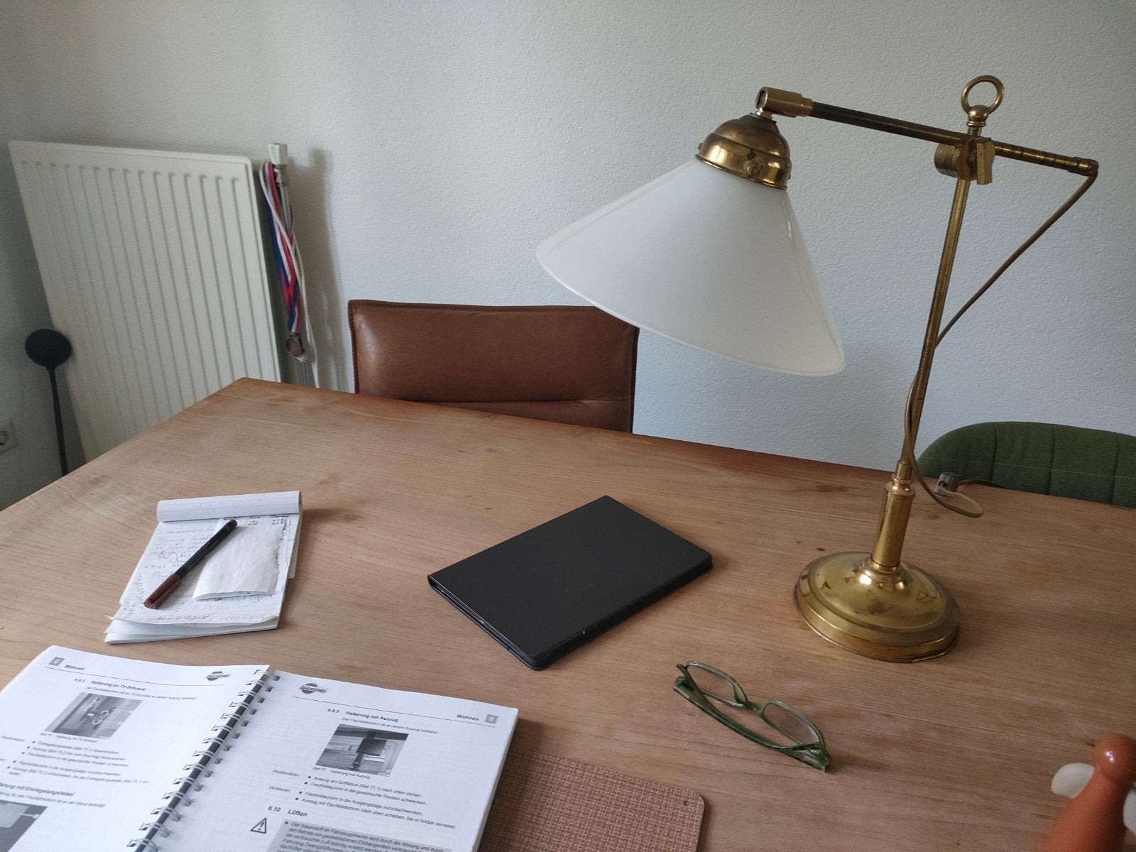 Vintage messing bureaulamp met opaline kap, Antiek en Kunst, Antiek | Lampen, Ophalen of Verzenden