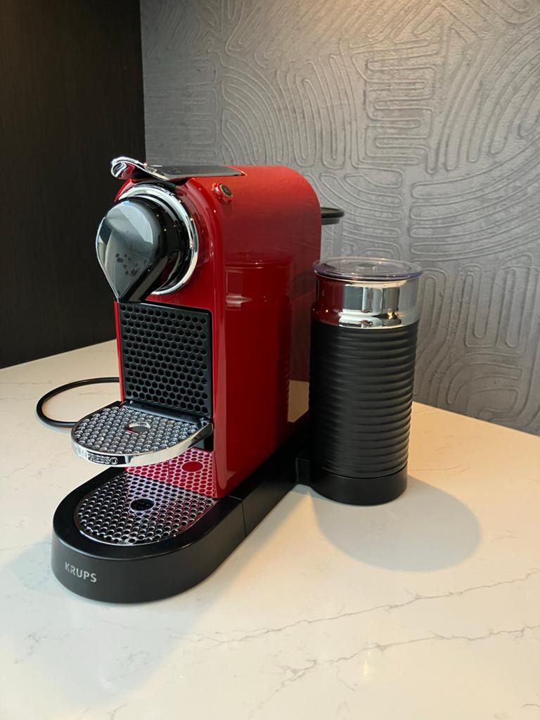 Krups Nespresso CitiZ & Milk - Rood, Koffiepads en cups, Koffiemachine, Ophalen of Verzenden, Zo goed als nieuw