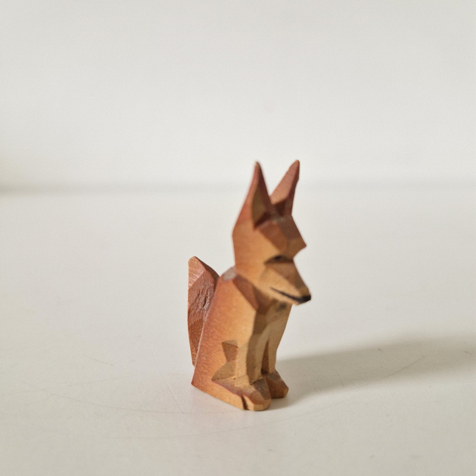 vintage houten beeldje vos beeldje miniatuur houtsnijwerk, Ophalen of Verzenden, Gebruikt, Beeldje of Figuurtje