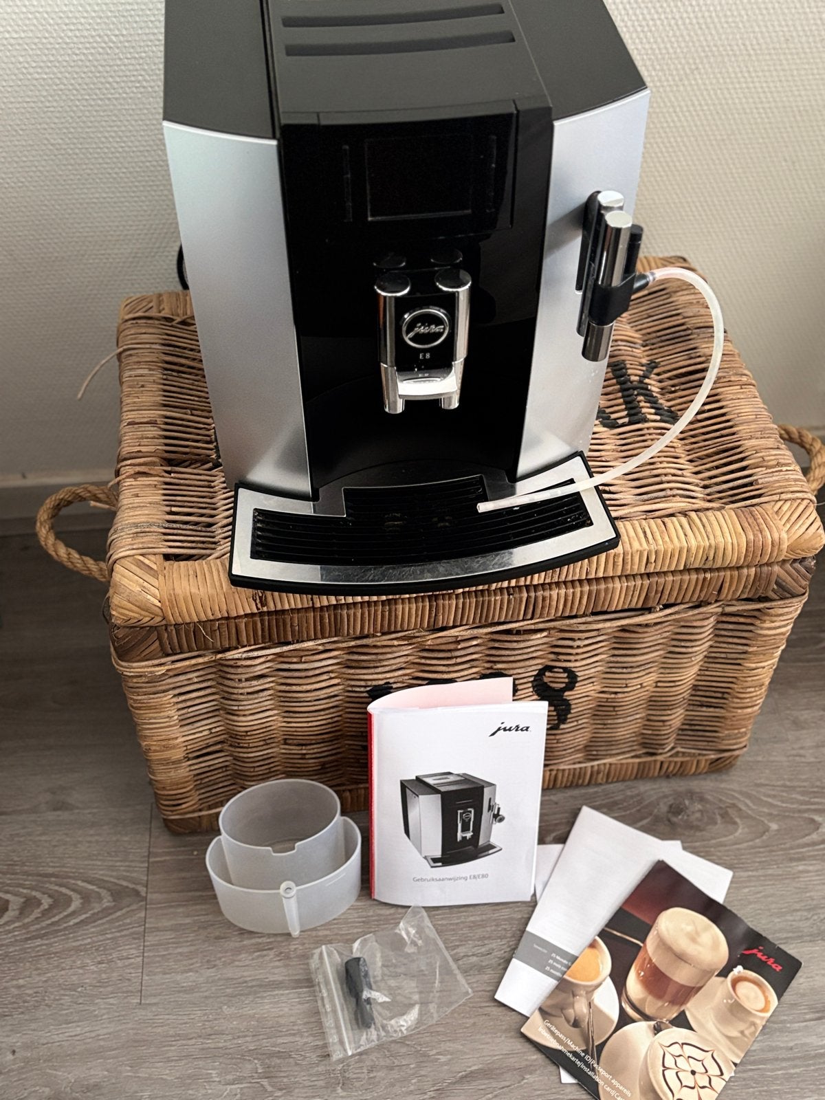 Jura E8 koffiemachine met nieuwe onderhoudsbeurt, 10 kopjes of meer, Koffiemachine, Zo goed als nieuw, Koffiebonen