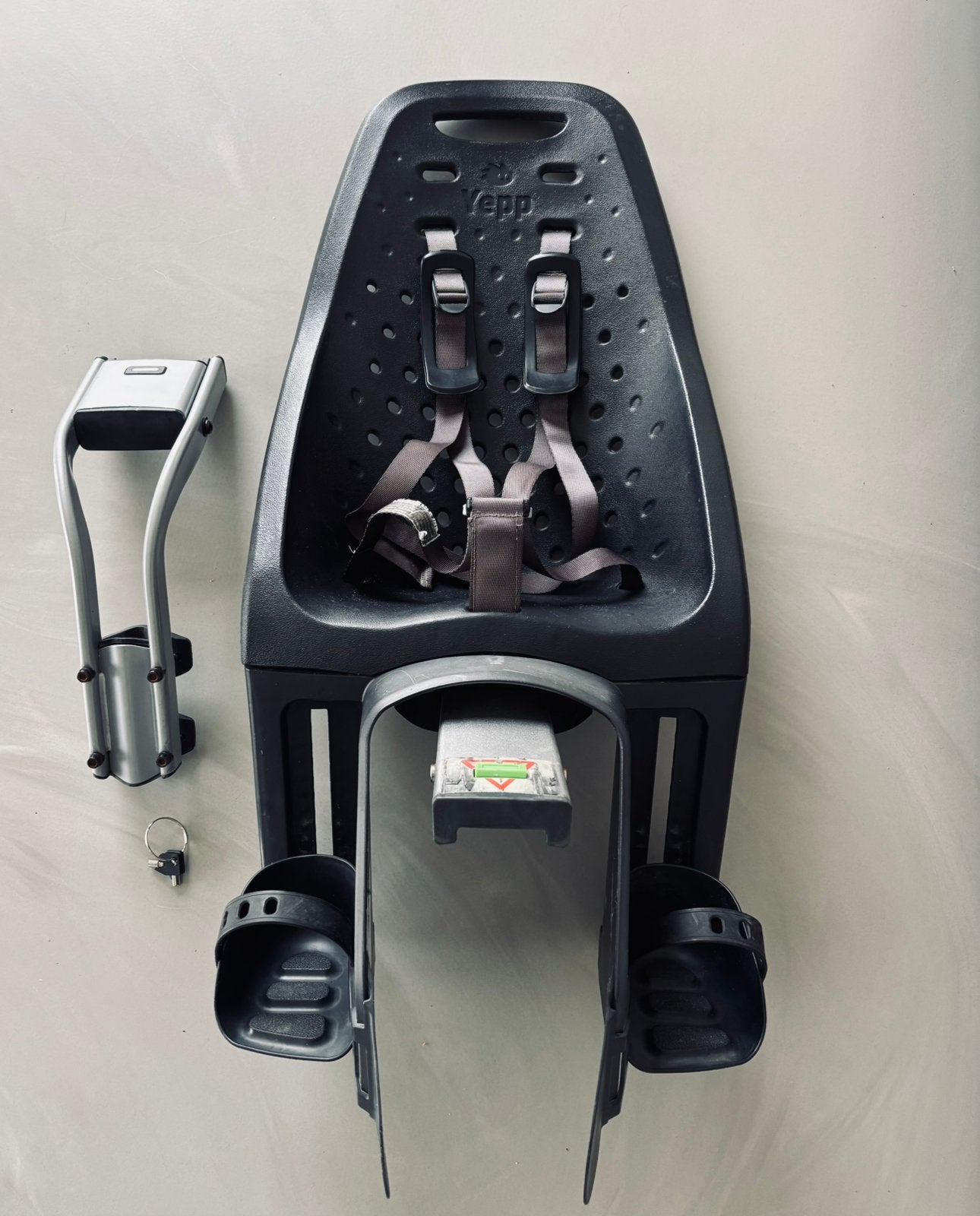 Yepp achterzitje zwart met framebevestiging incl sleutels, Fietsen en Brommers, Ophalen, Achterzitje, 9 t/m 36 kg, Gebruikt