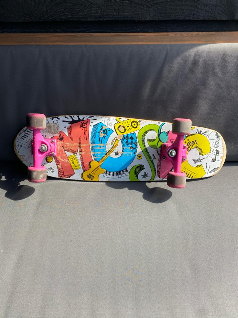 Leuk skateboard met kleurrijke print en roze wielen, Sport en Fitness, Skateboarden, Gebruikt, Skateboard, Ophalen of Verzenden