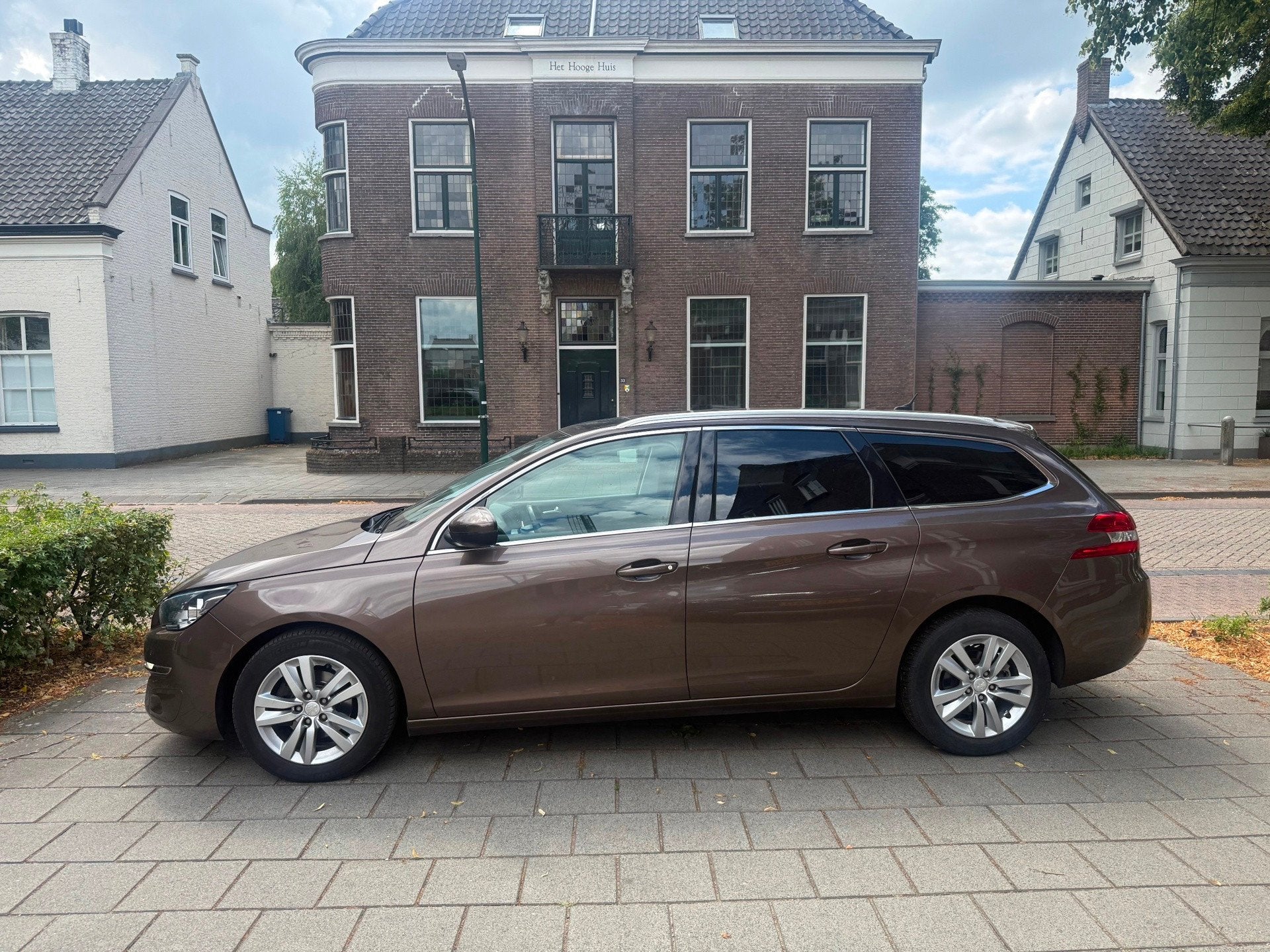 Peugeot 308 SW 1.2 e-THP Blue Lease Executive AUTOMAAT EERST, Auto's, Peugeot, Dealer onderhouden, Gebruikt, 1199 cc, Bruin