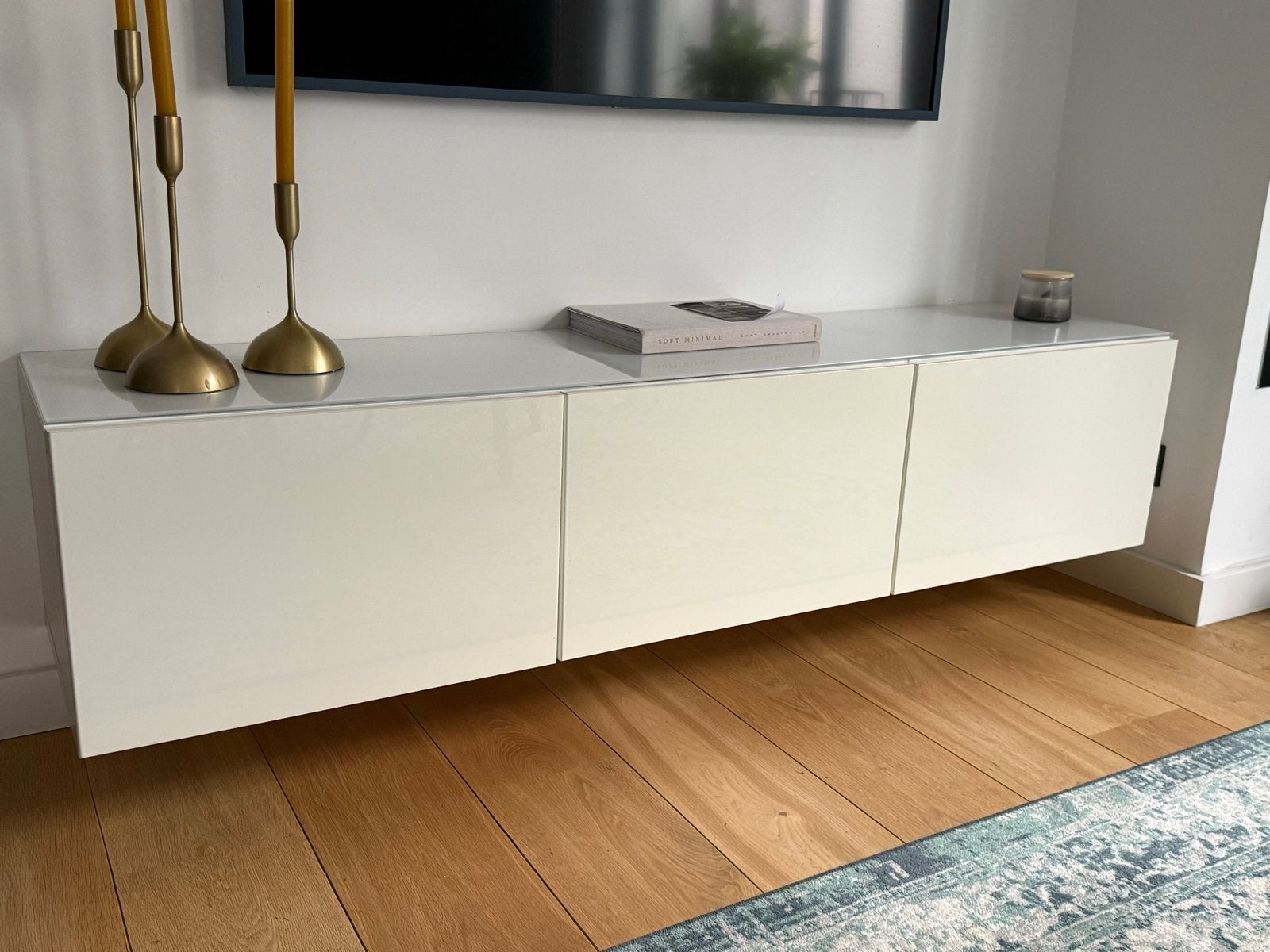 IKEA Besta hoogglans wit tv-meubel / kast met glasplaat, Huis en Inrichting, Kasten | Televisiemeubels, Ophalen, Gebruikt, 150 tot 200 cm