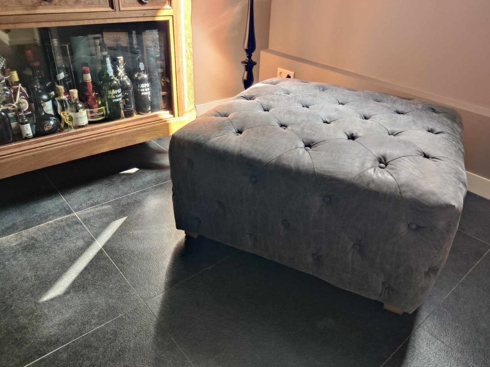 Rivièra Maison Pellini Lederen Poef/Salontafel 95x95x45cm, Ophalen, Gebruikt, Vierkant, Leer