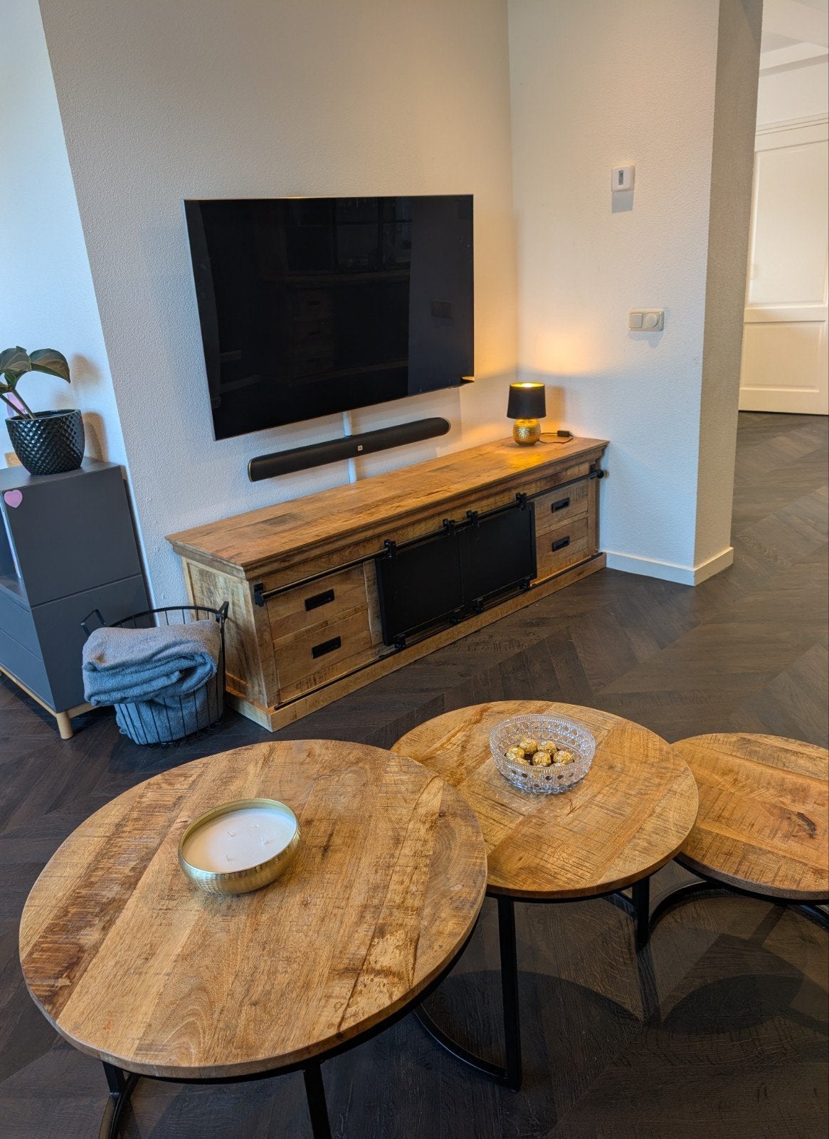 Mangohouten tv meubel, Ophalen
