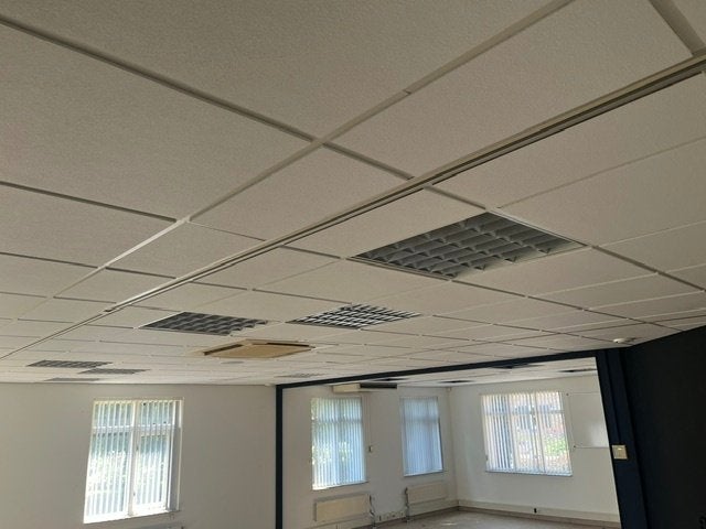 Systeemplafond met verlichting, ca. 150 m2, Ophalen, Gebruikt, Overige materialen, Minder dan 20 mm