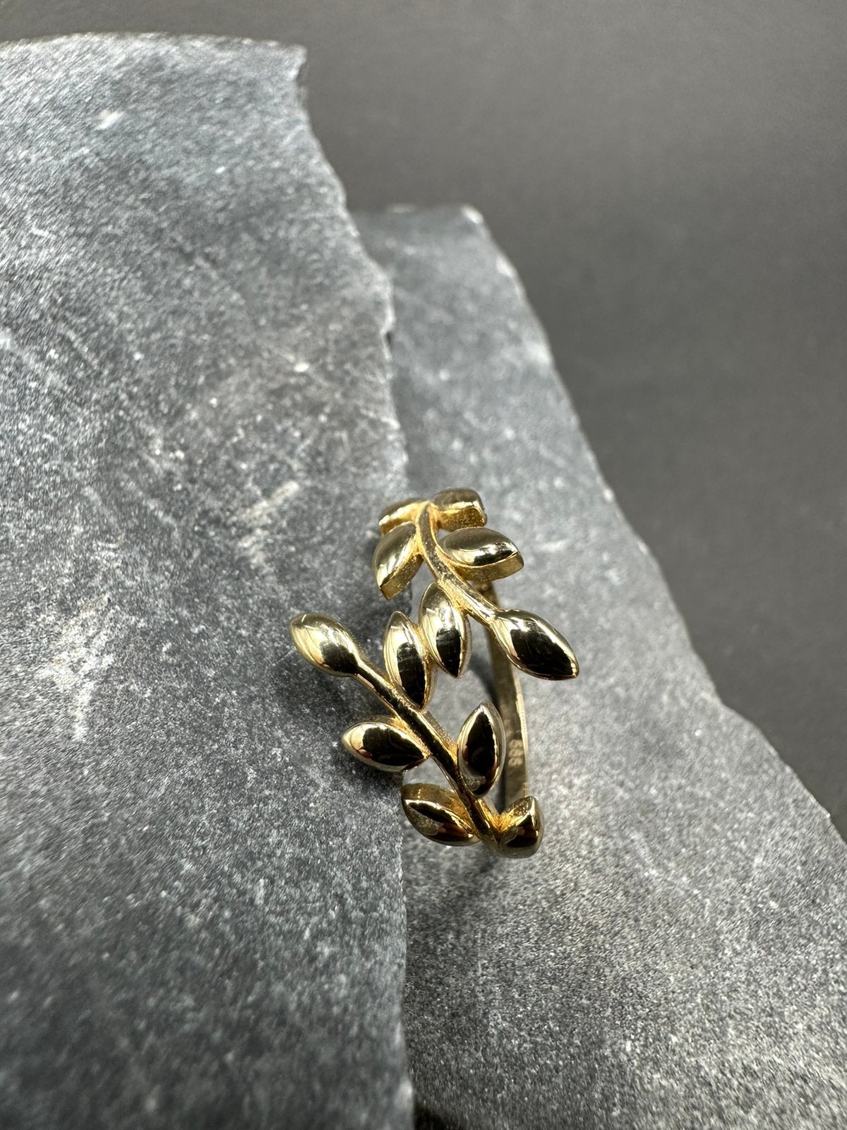 14k blader ring, Ophalen of Verzenden, Nieuw, Goud, Dame