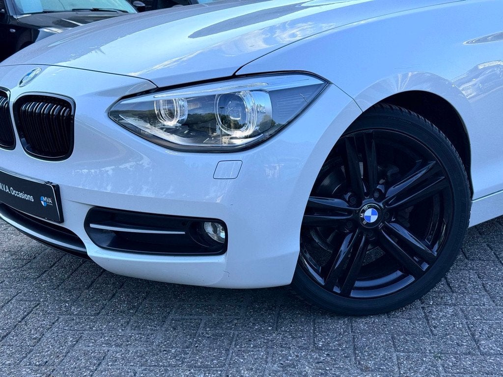 BMW 1-serie 114i Upgrade Edition Sport Parelmoer Wit|Nieuwe, Auto's, 1-Serie, Euro 5, Achterwielaandrijving, Gebruikt