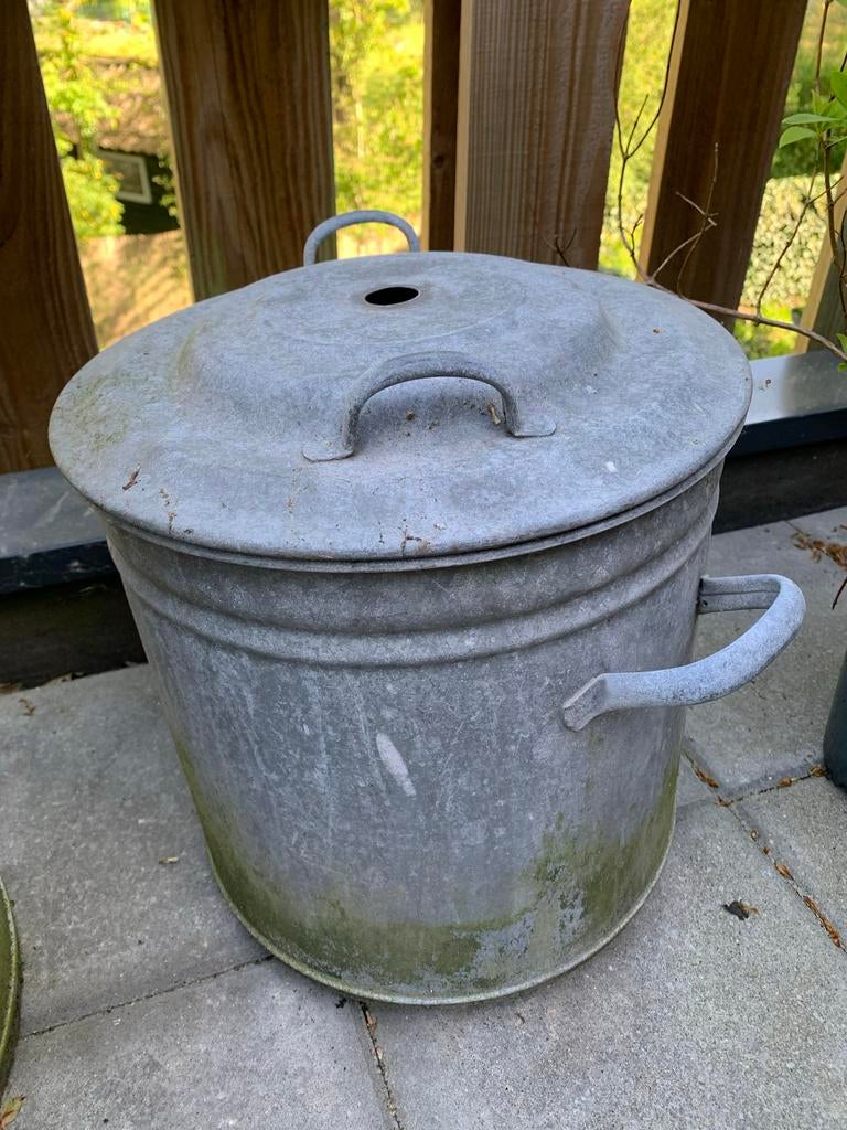 Vintage metalen vuilnisbak met deksel, Ophalen, Gebruikt, 50 tot 75 cm, 40 liter of meer