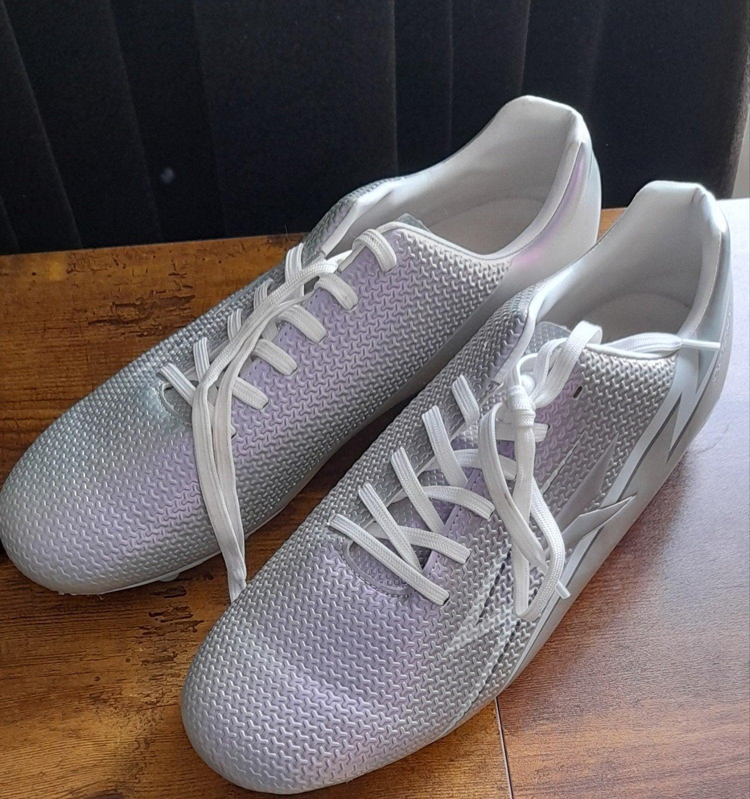 Heren voetbalschoenen maat 43 roze glim Dutchy, Maat XS of kleiner, Ophalen of Verzenden, Zo goed als nieuw, Schoenen