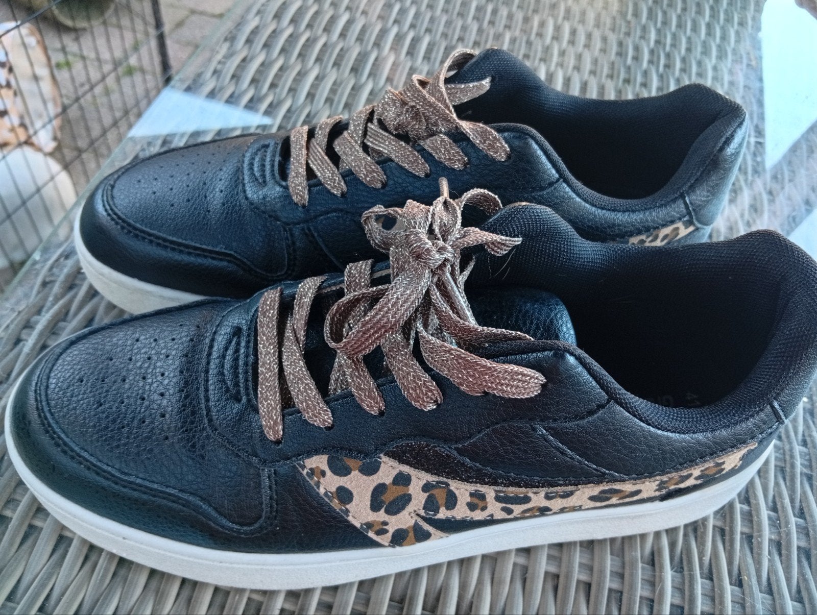 Zwarte luipaard sneakers 41, Ophalen of Verzenden, Zo goed als nieuw, Zwart, Sneakers of Gympen