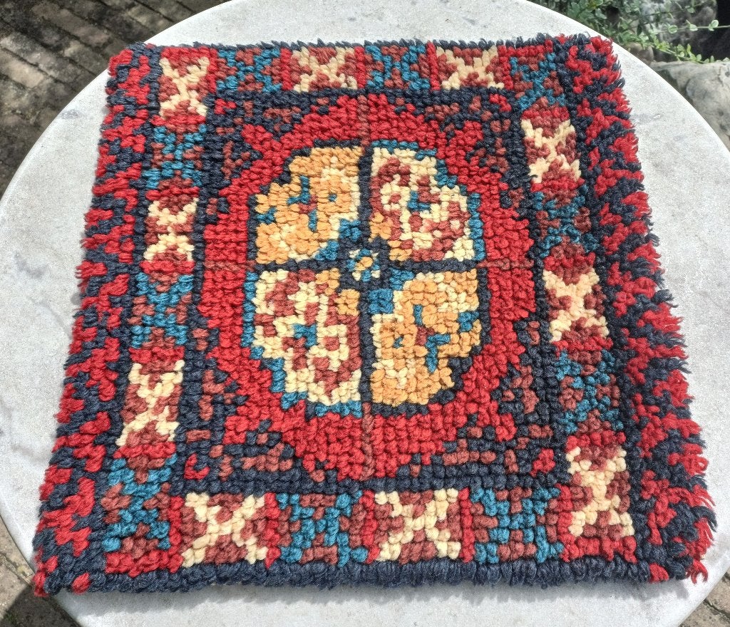 BIJNA GRATIS! Smyrna kussen onderzetter rood tinten 40x40 cm, Ophalen of Verzenden, Gebruikt, Rood, Vierkant