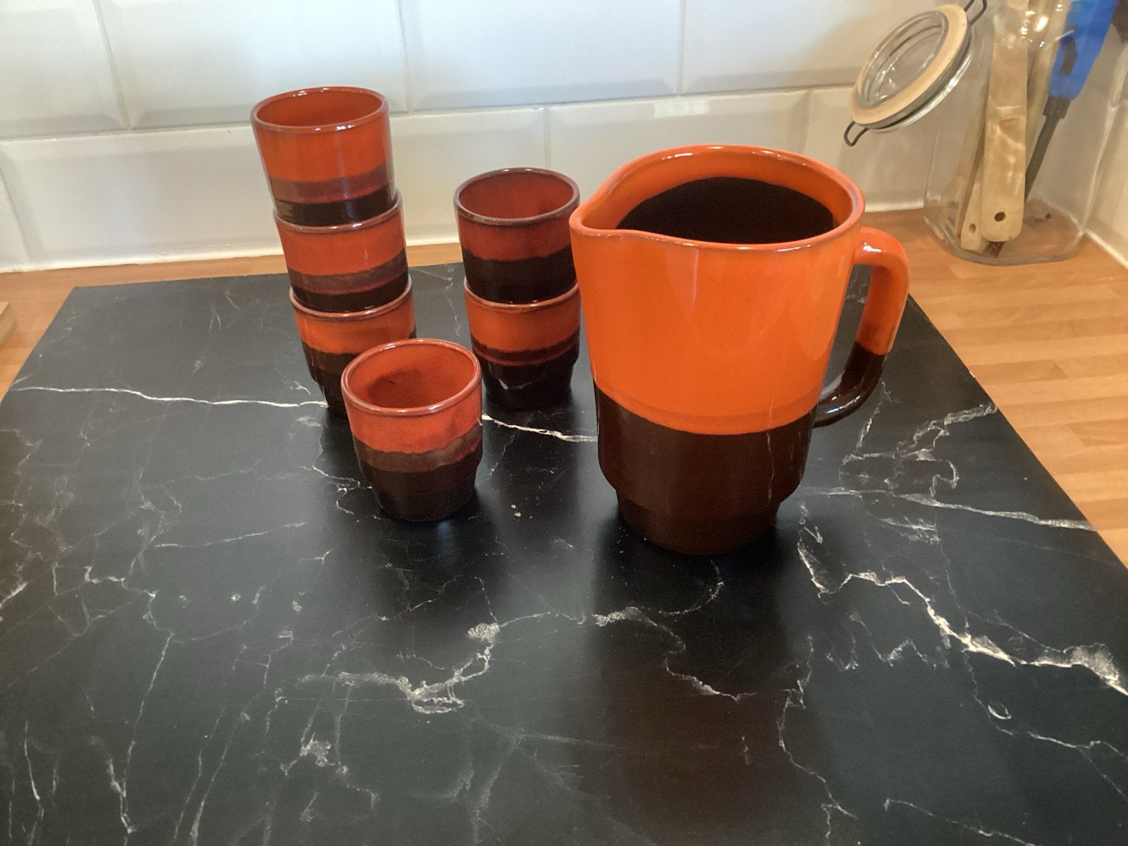 Vintage oranje en bruine kan met 6 bekers, Antiek en Kunst, Ophalen