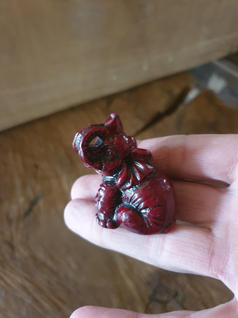 Rood olifantje beeldje, decoratie, Ophalen of Verzenden, Zo goed als nieuw, Dier