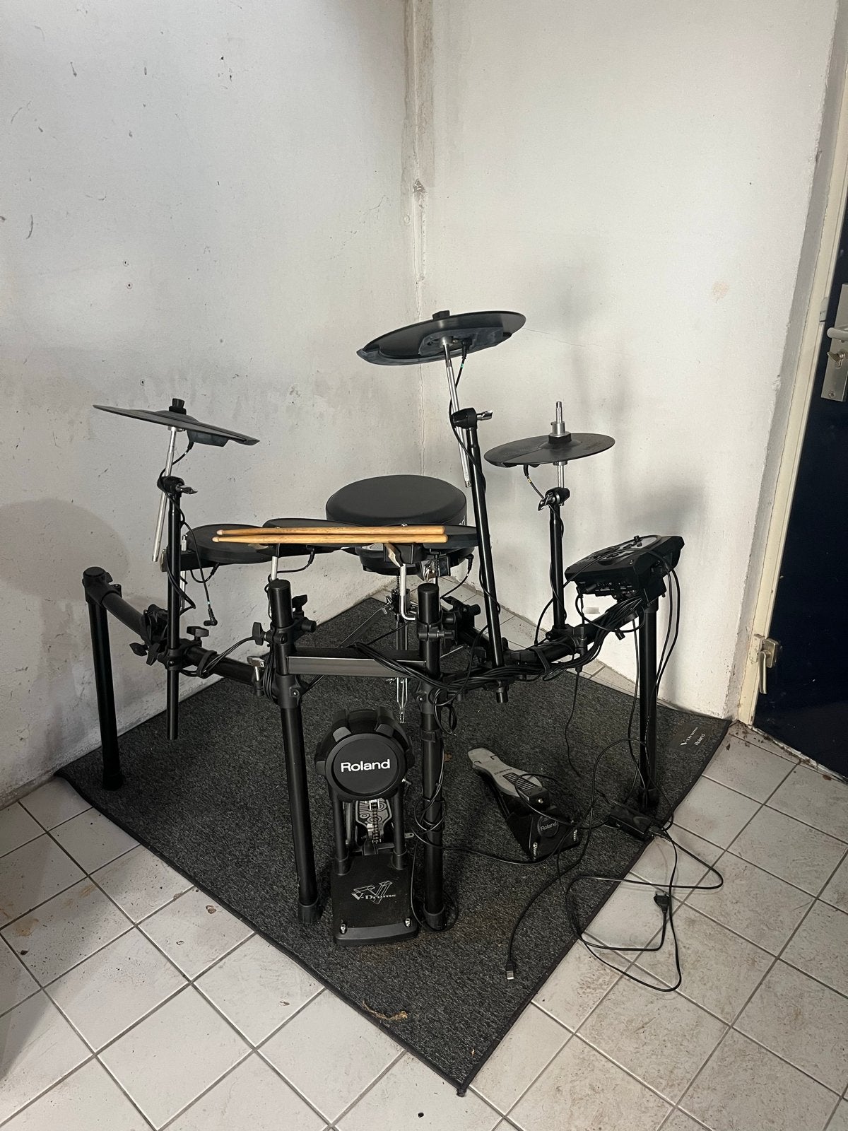 Foto 3 van Roland TD-11K V-Drums Compact + kruk & mat