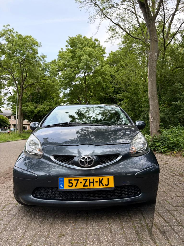 Toyota Aygo 1.0 12V Vvt-i 5DRS 2008 Grijs, Auto's, Toyota, Voorwielaandrijving, 4 stoelen, 68 pk, Origineel Nederlands