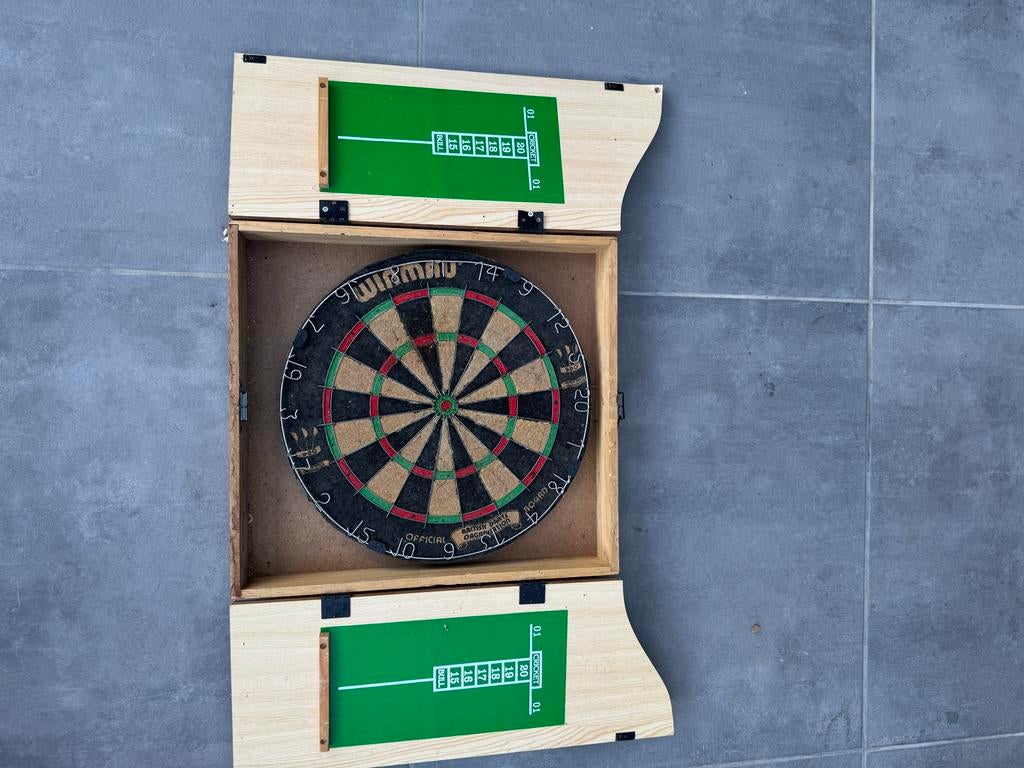 Dartbord met kast - Kings Head Pub & Lodging, Ophalen of Verzenden, Gebruikt, Dartbord