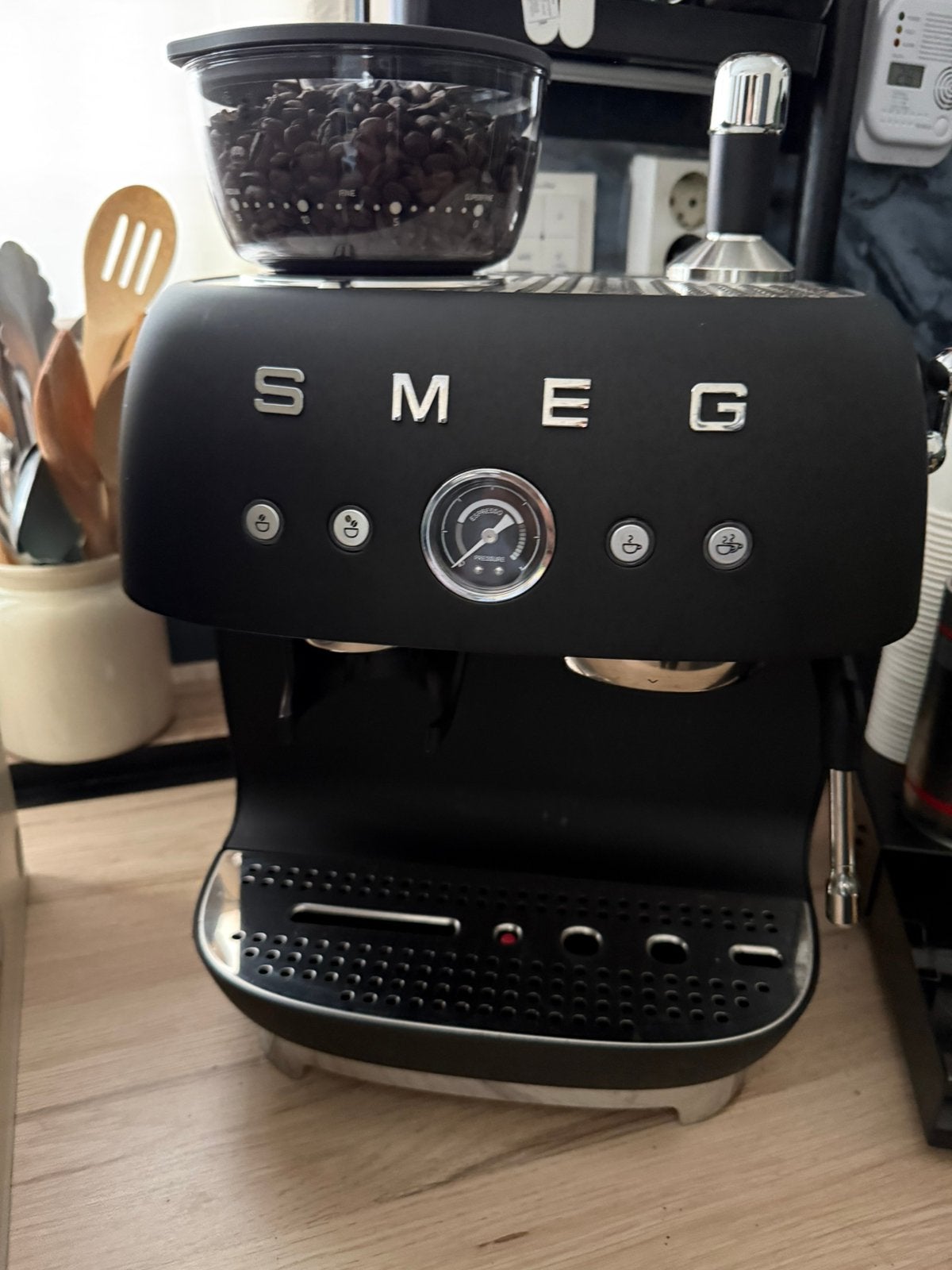 SMEG espressomachine halfvol automatische (mat zwart)  zgan, Ophalen, Espresso apparaat, Zo goed als nieuw, 1 kopje