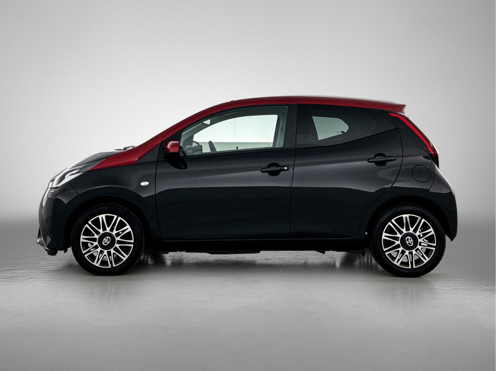 Toyota Aygo 1.0 VVT-i x-cite | Lederen bekleding | Achteruit, Auto's, Toyota, Voorwielaandrijving, 12 maanden, Gebruikt, 4 stoelen