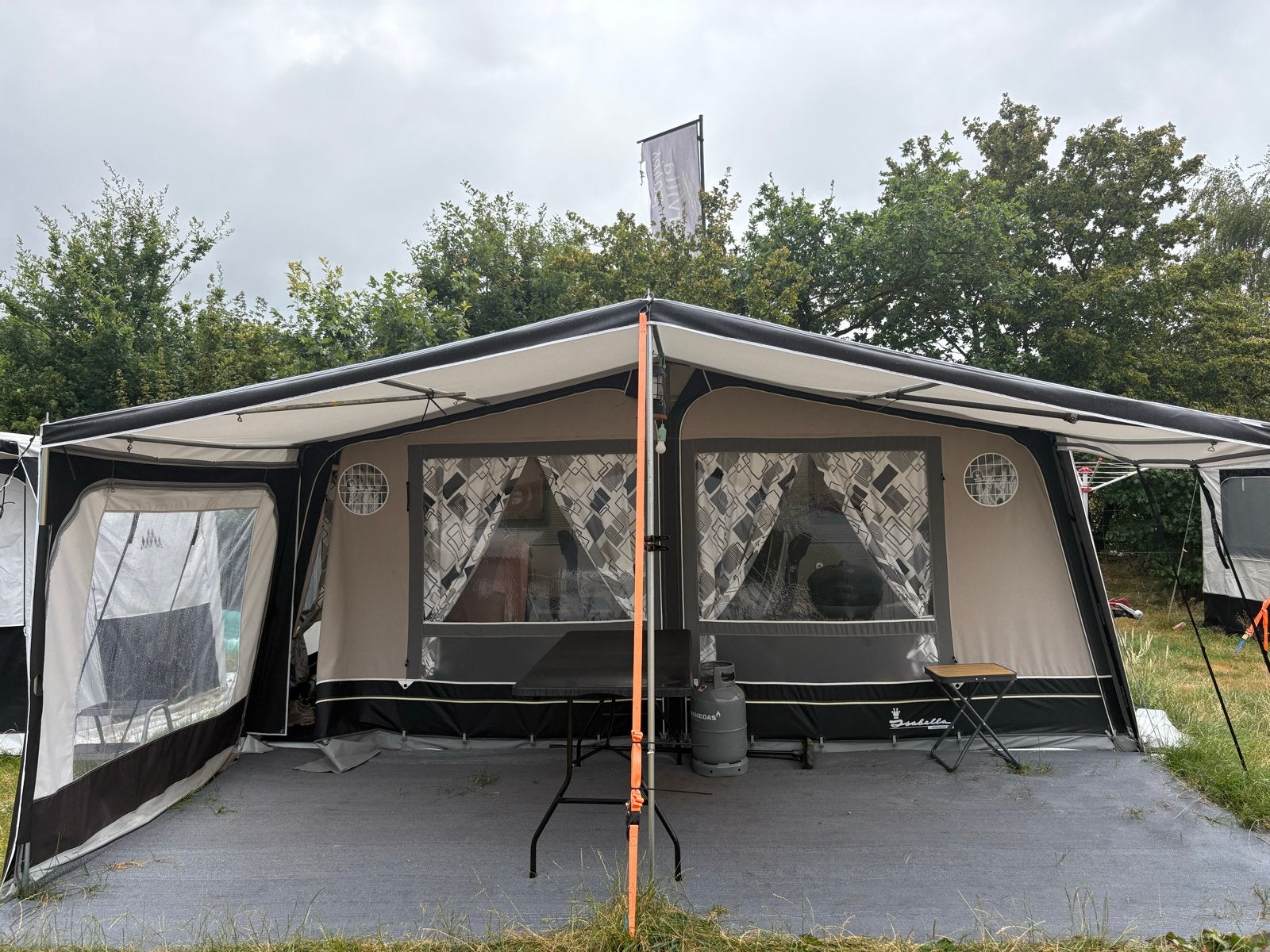 Dethleffs Caravan uit 1999 met Isabella Voortent + Seizoensp, Vast bed, Rondzit, Luifel, Particulier