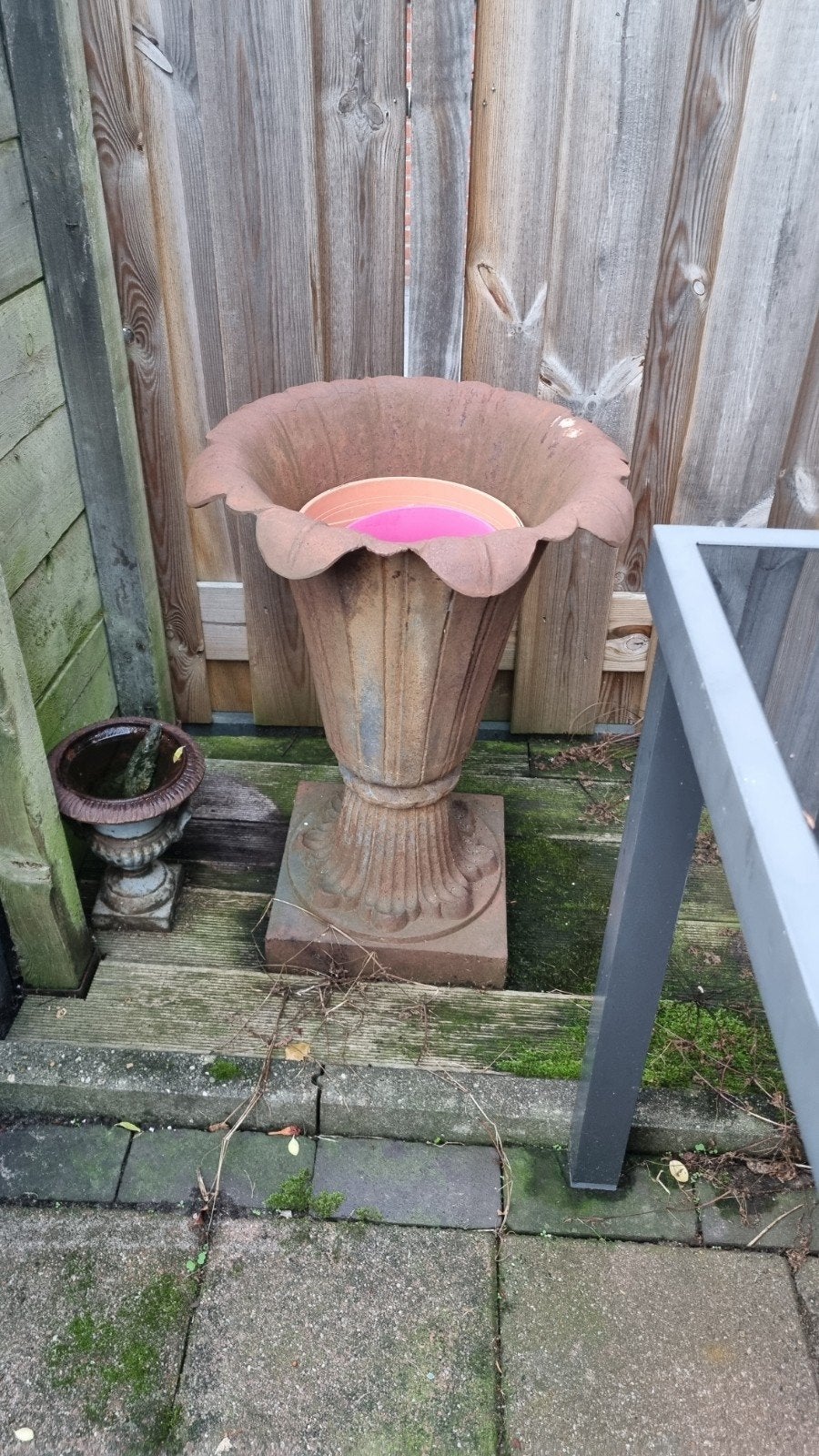 Grote gietijzeren bloempot/plantenbak voor buiten, Gebruikt, 40 cm of meer, Rond, Ophalen of Verzenden