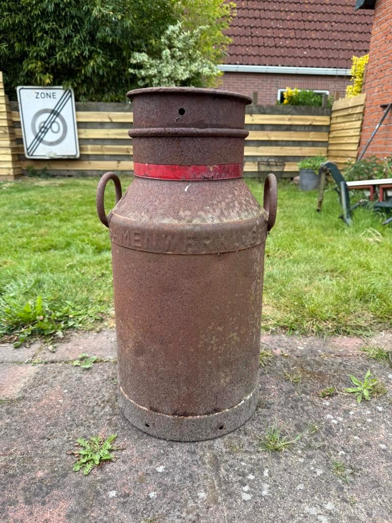 Roestige oude melkbus met deksel, Ophalen