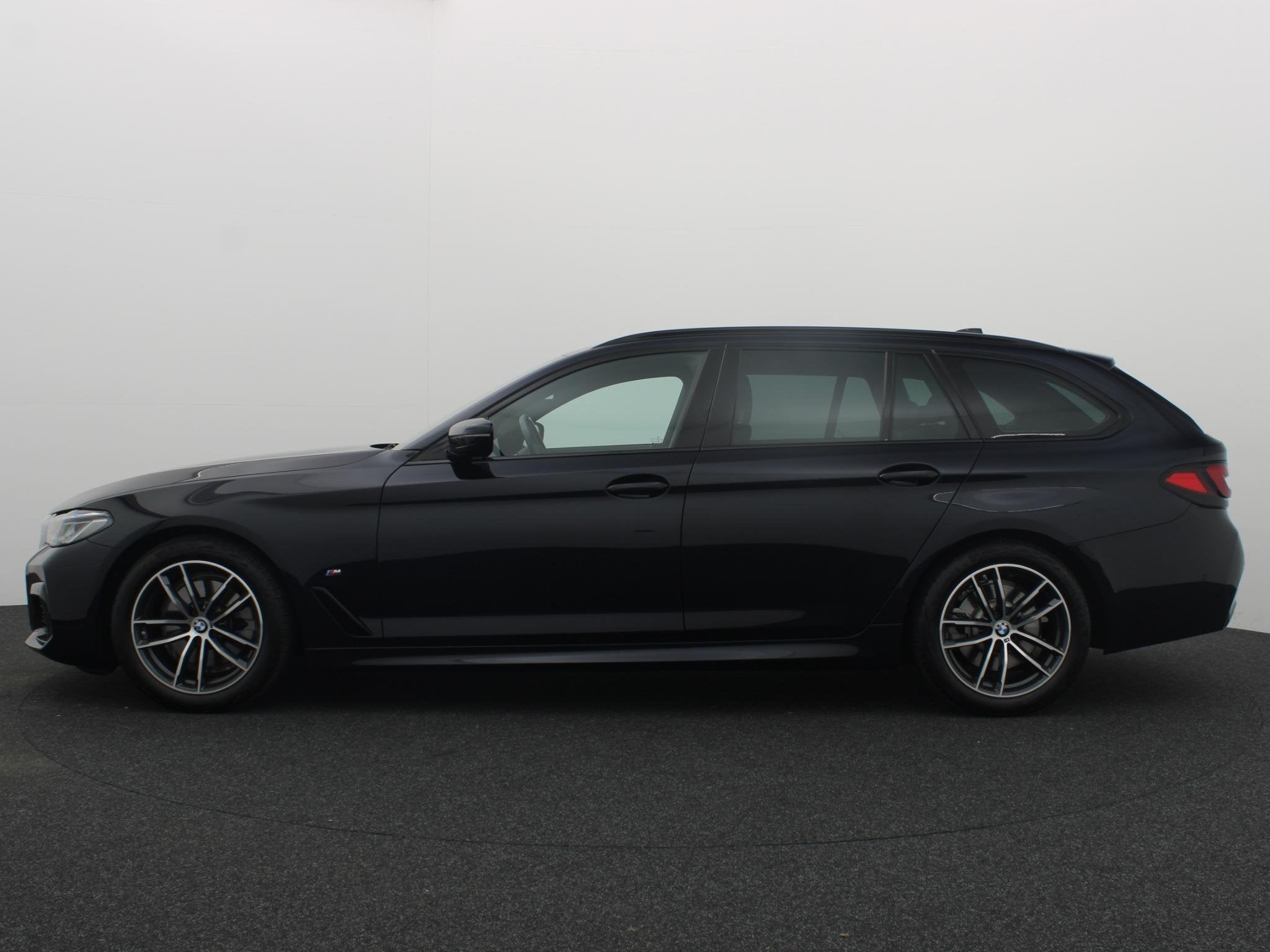 BMW 5-serie Touring 520i Business Edition Plus LCI / M-SPORT, Auto's, Automaat, Gebruikt, 4 cilinders, 2000 kg