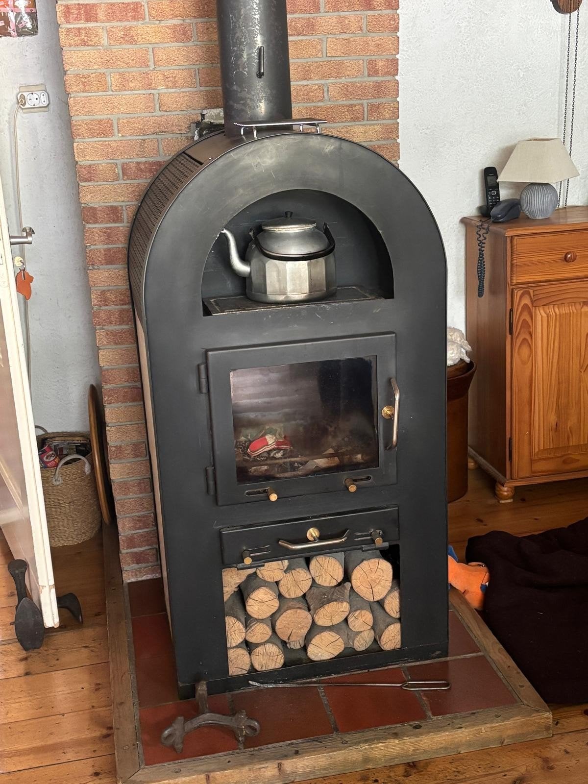 Stijlvolle Houtkachel met Houtopslag en Theepot, Ophalen, Gebruikt, Houtkachel, Vrijstaand