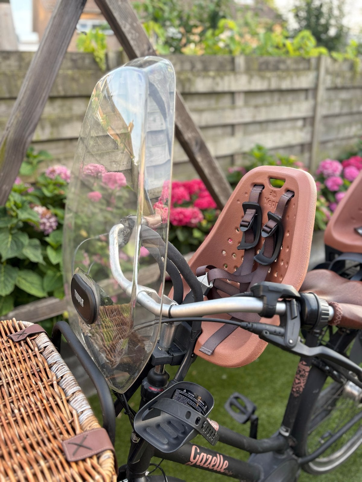 Thule Yepp Mini fietsstoeltje incl. windscherm, Ophalen, Voetsteuntjes, Voorzitje, Zo goed als nieuw
