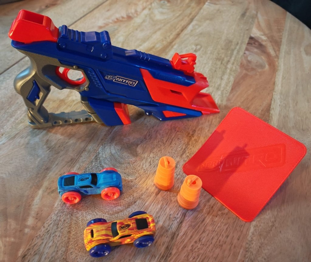 NERF Nitro stuntset – blaster + 2 auto's + accessoires, Ophalen of Verzenden, Zo goed als nieuw, Jongen of Meisje