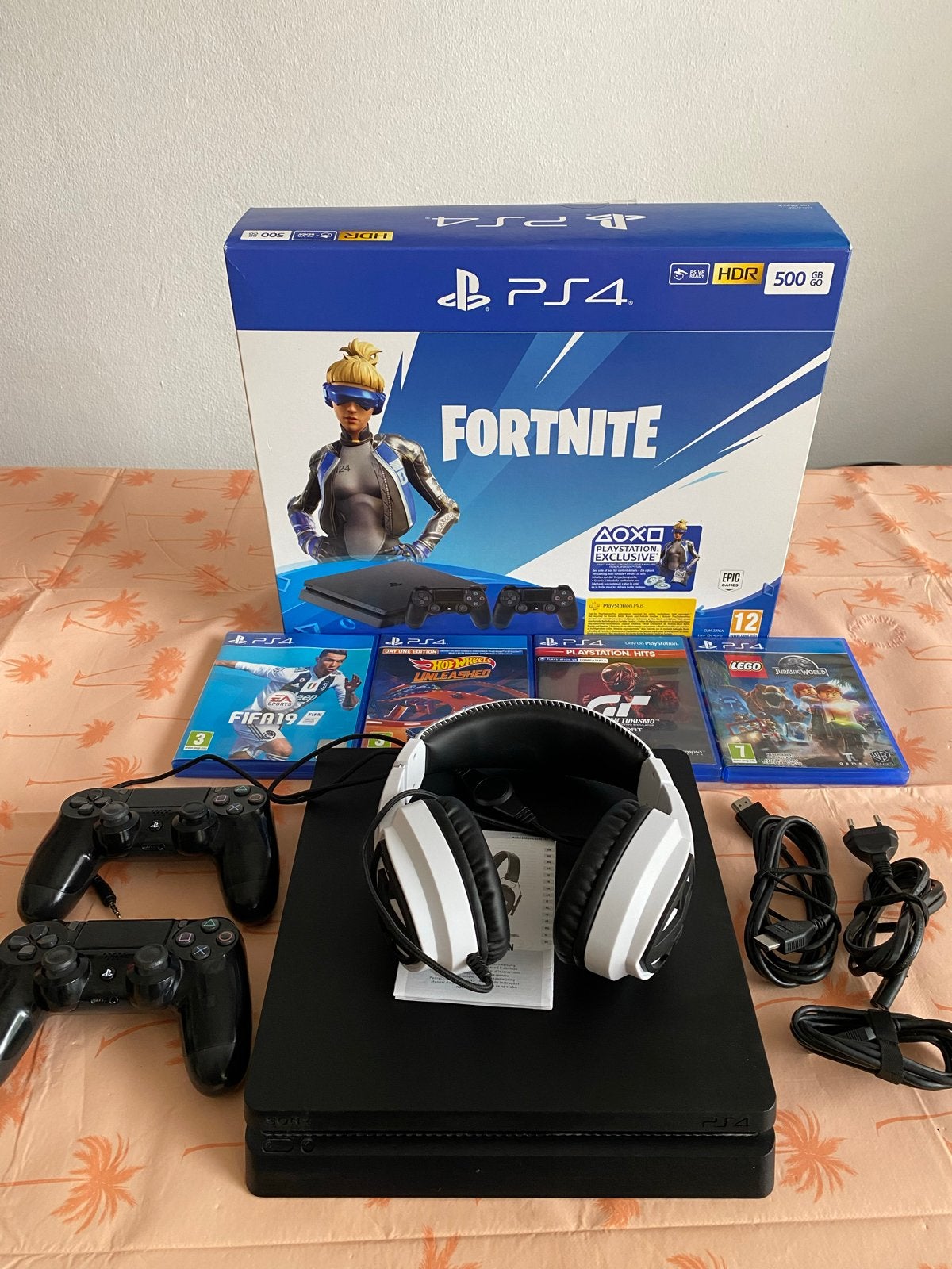 PS4 Slim 500GB Fortnite Bundel met 2 controllers en 4 games, Spelcomputers en Games, Games | Sony PlayStation 4, Zo goed als nieuw