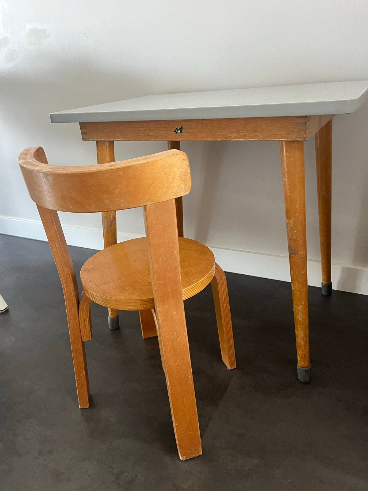 Vintage kinderbureau met stoel - Hout en grijs, Ophalen, Gebruikt, Tafel(s) en Stoel(en)