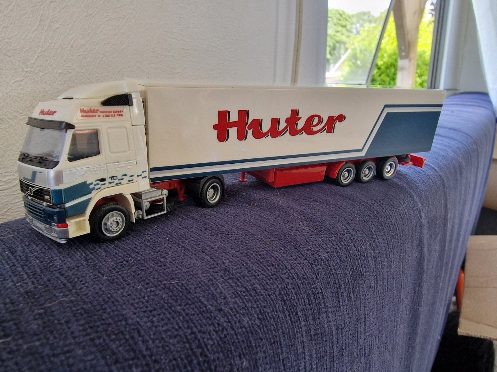 Modelvrachtwagen Volvo F12 met Huter trailer, Overige merken, 1:50 of kleiner, Ophalen of Verzenden, Zo goed als nieuw