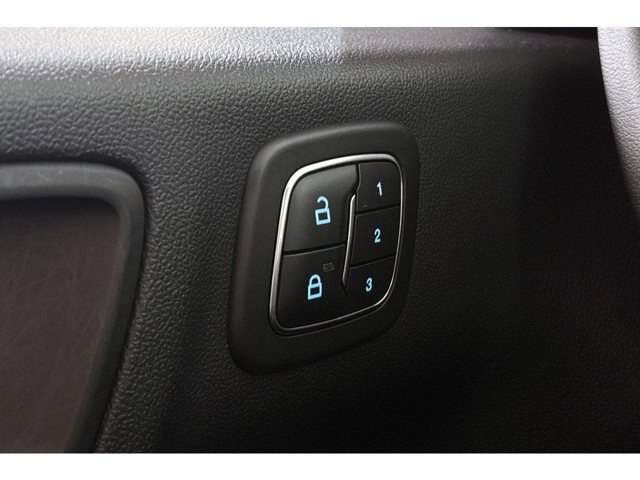 Foto 20 van Ford Kuga 2.5 PHEV Vignale Pano Leder Stuur-Stoelverwarming