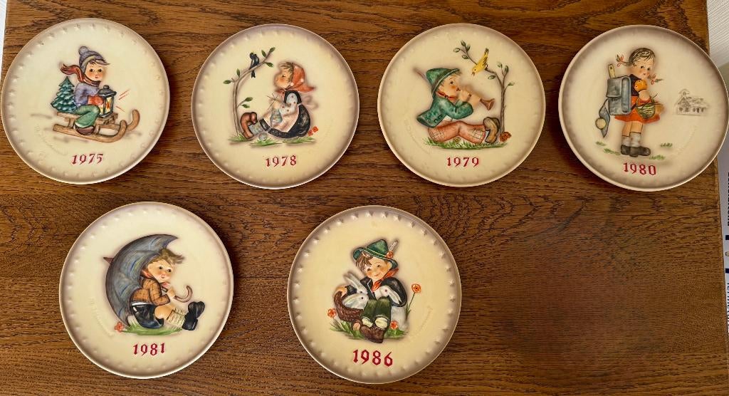 5 x Hummel bordjes van diverse jaren (onbeschadigd!), Verzamelen, Beelden en Beeldjes, Ophalen, Zo goed als nieuw, Hummel