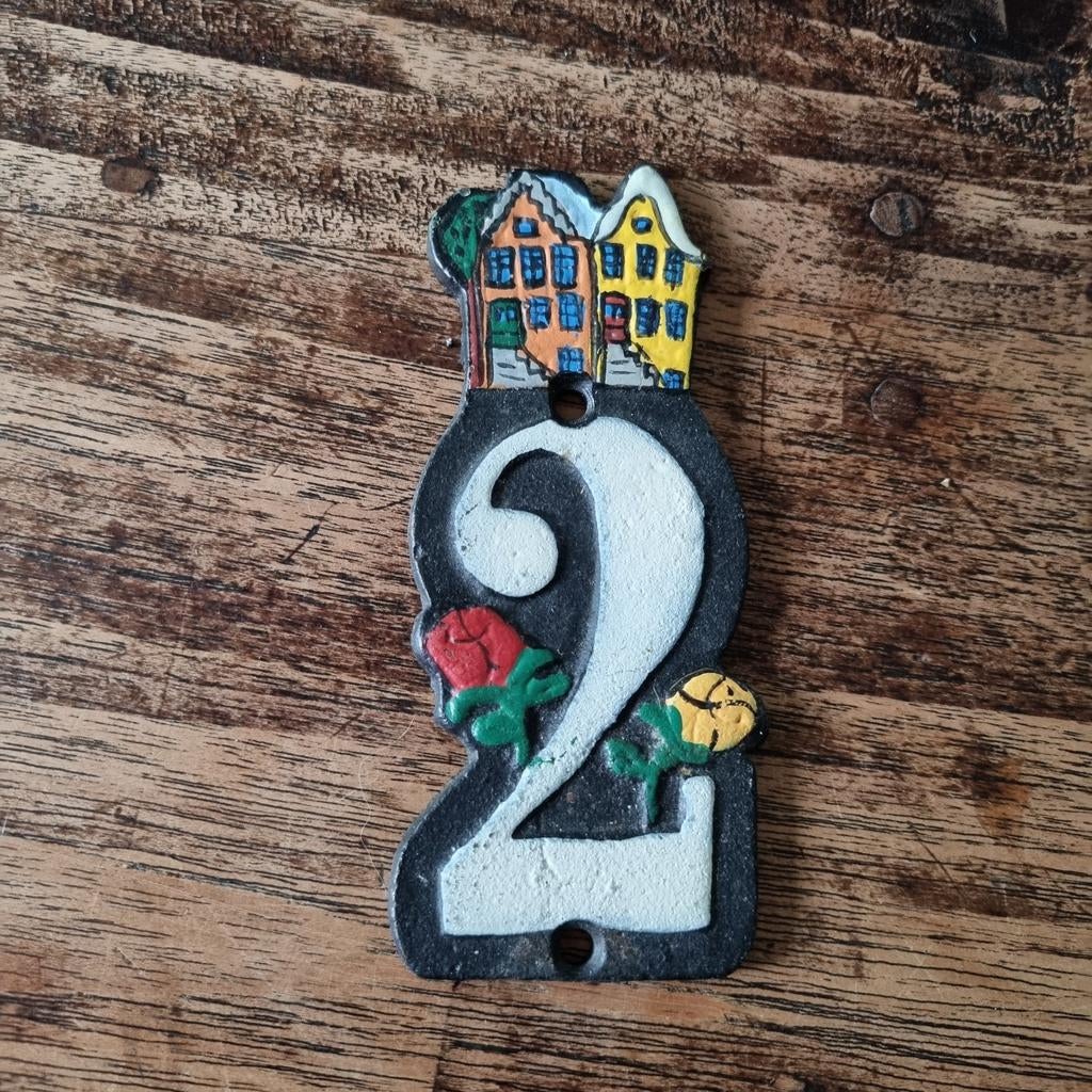 Gietijzeren huisnummer 2 met grachtenpandjes en bloemen, Huis en Inrichting, Vintage, Meerkleurig, Nieuw, Ophalen of Verzenden