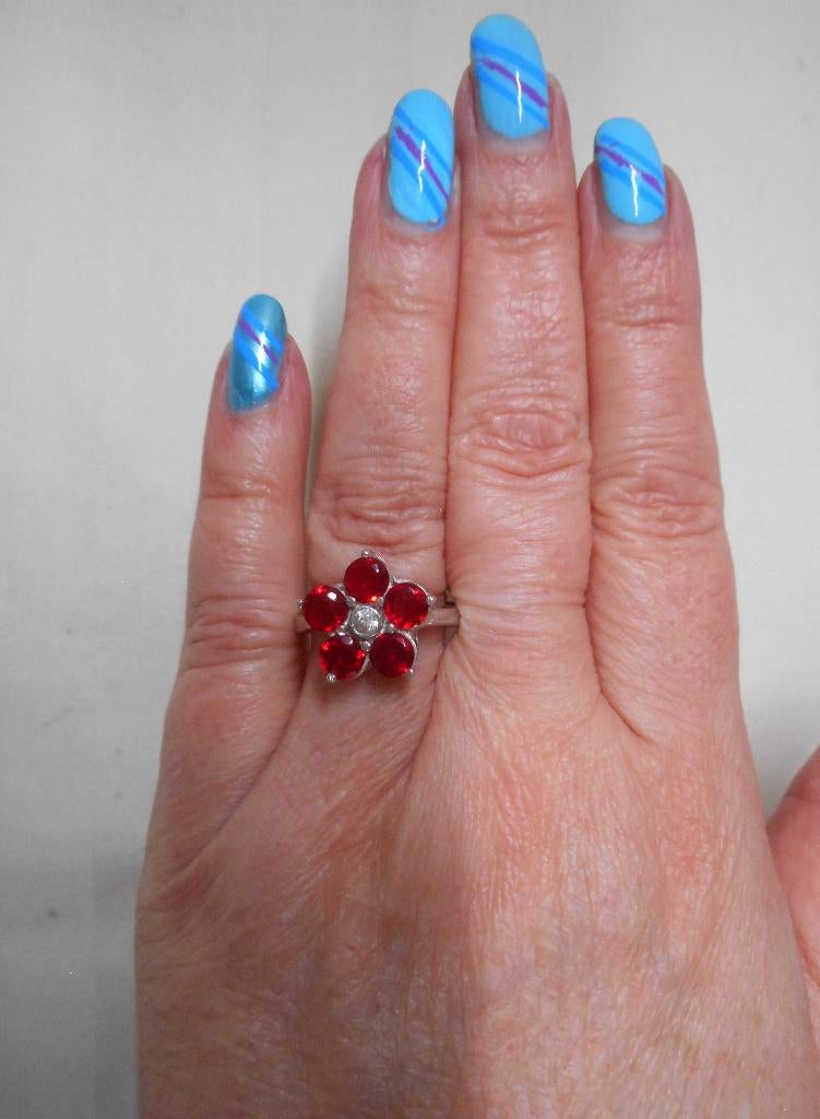 Zilveren ring met rode stenen bloem nr.2395, Sieraden, Tassen en Uiterlijk, Ringen, 18 tot 19, Verzenden, Zo goed als nieuw, Dame