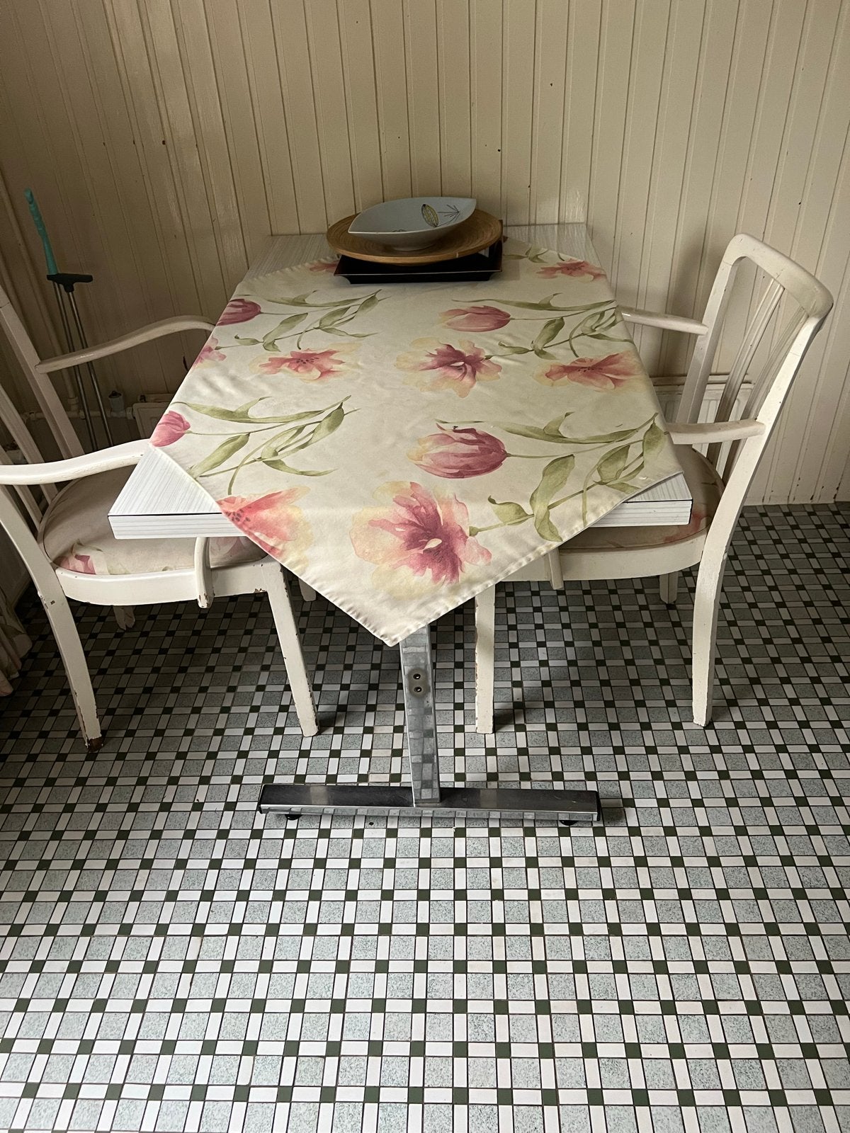 Keukentafel met Formica blad en RVS poten, inclusief 2 stoel, Kunststof, Gebruikt, 100 tot 150 cm, Tot twee personen