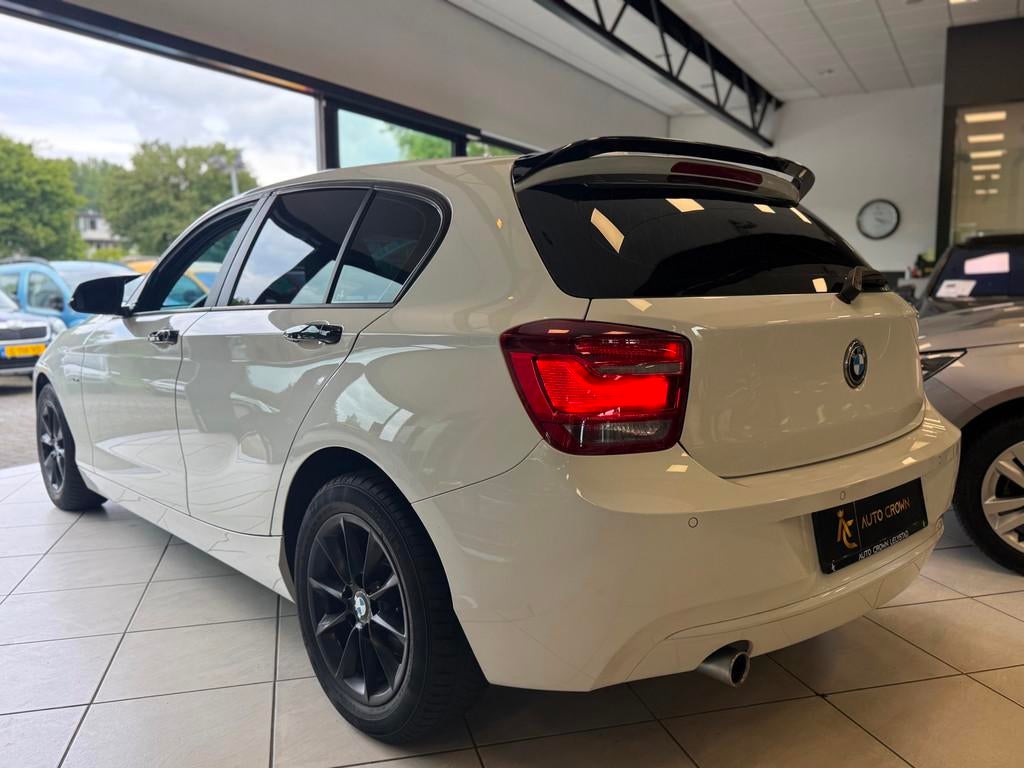 BMW 1-serie 116i Executive BJ. 2014 Automaat + Navi, Gebruikt, 4 cilinders, Leder en Stof, Wit